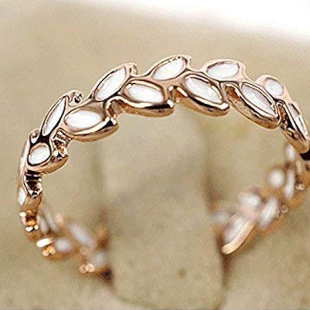 Elegant Gold Leaf Design Women's Ring